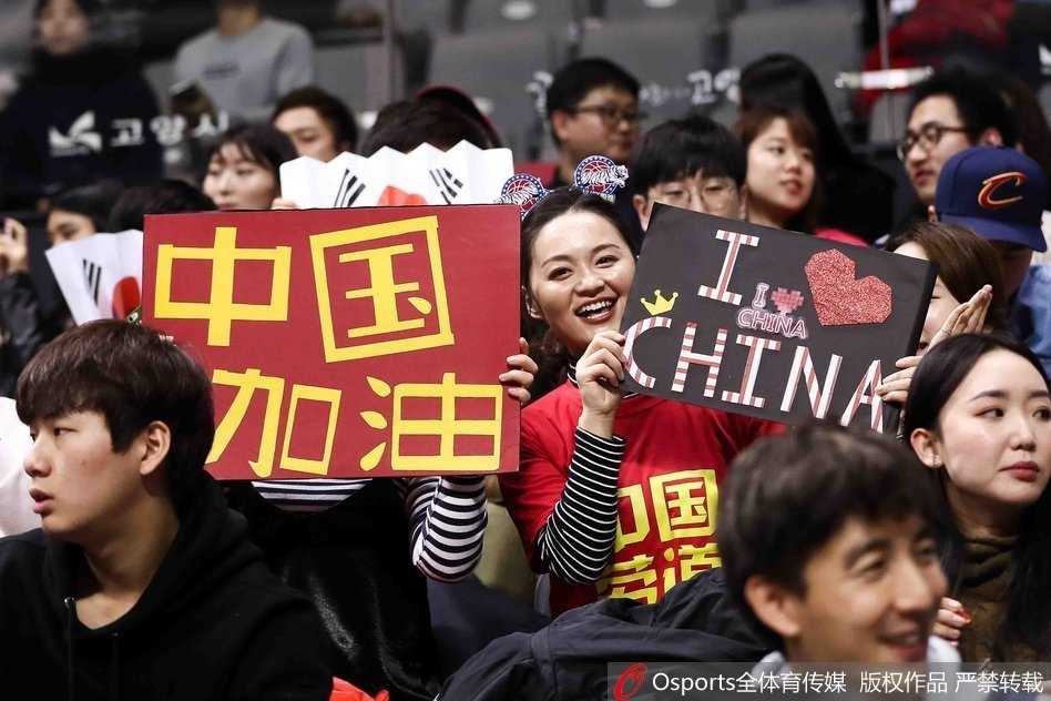 比赛间隙，几位女生聚在一起，对着镜头展示她们精心准备的应援手幅，五彩斑斓的字迹里写满了对球队未来的美好憧憬，青春的脸庞上洋溢着对篮球最纯粹的热爱。