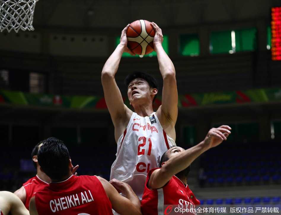 终场哨响一刻，中国男篮球员们激动地拥抱在一起，庆祝这场来之不易的十五分惊天大逆转胜利。