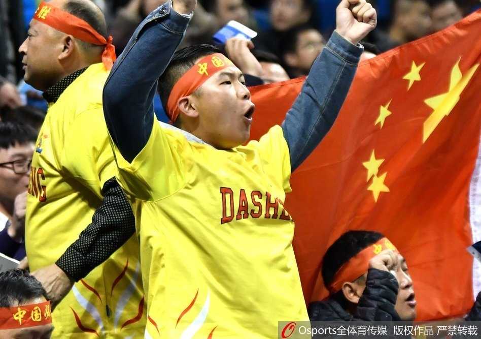 热血染红韩国客场,男篮世预赛球迷燃情助威谱写战歌 情侣球迷脸上涂着油彩,忘情拥抱欢呼,女孩眼角笑出泪花,男孩手中紧握的助威围巾被高高扬起