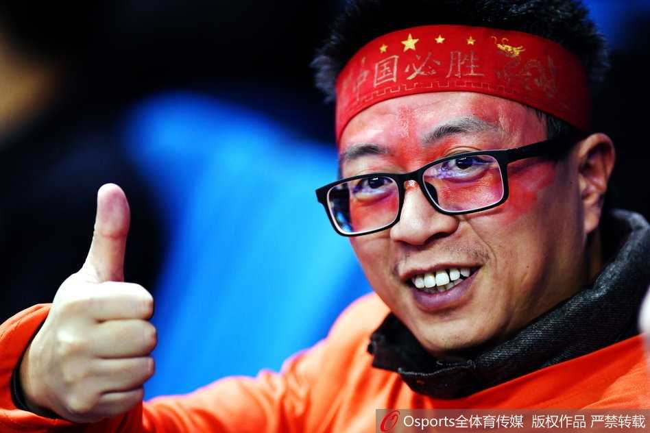 热血染红韩国客场,男篮世预赛球迷燃情助威谱写战歌 南京主场山呼海啸,看台被染成红色海洋,巨型国旗传递时球迷眼中闪烁着激动的泪光