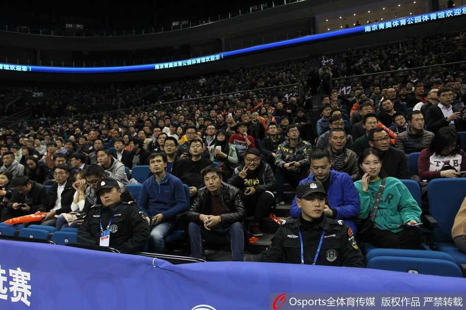 热血染红韩国客场,男篮世预赛球迷燃情助威谱写战歌 终场哨响瞬间,所有替补球员冲入场内,与场上英雄击掌相庆,看台上球迷久久不愿离去,在灯光下汇聚成红色星河