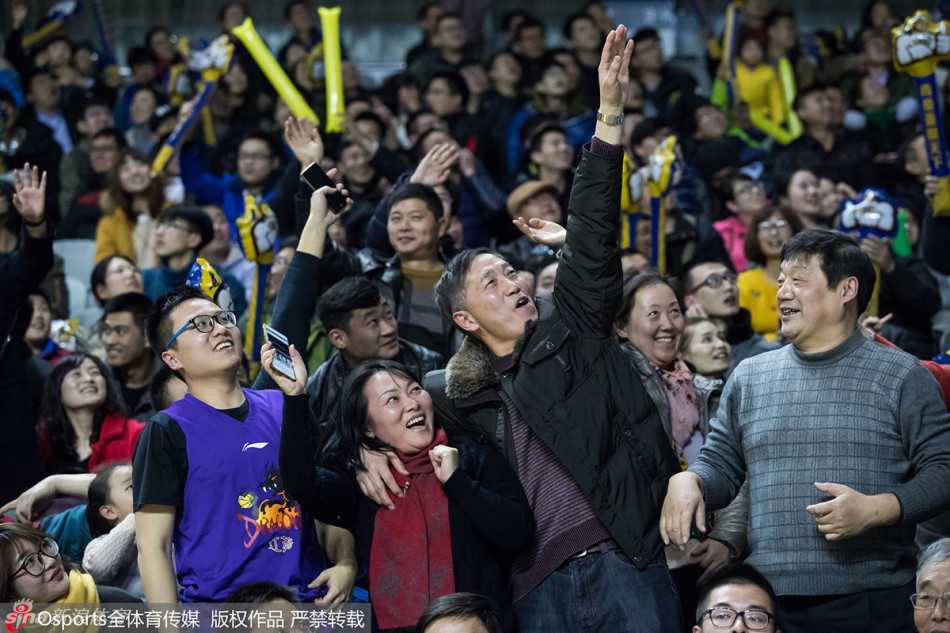 热血汇聚五台山,爱心温暖小轩轩 队长易立单膝跪地,将一份包装精美的俱乐部神秘礼物递给坐在场边的轩轩,轩轩伸出双手准备接过这份充满爱意的惊喜。