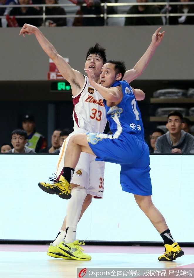 哈达迪篮下强攻，利用厚实的身板卡住防守球员，手腕轻柔一拨，将球送入篮筐。