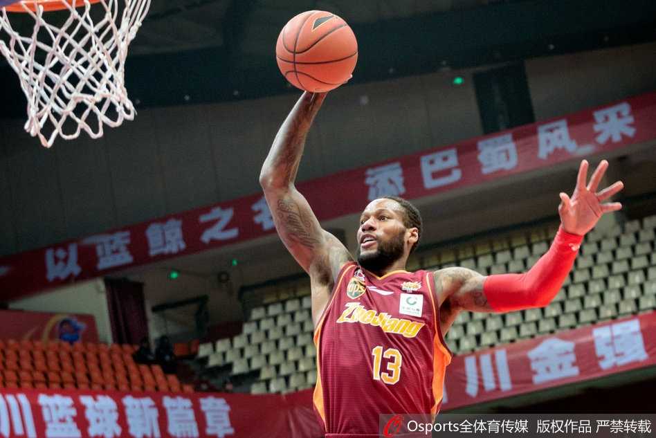 易建联在防守球员的拉拽下依然强行起跳，试图完成一记势大力沉的双手暴扣