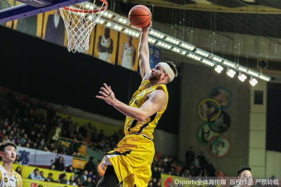 弗格在辽宁队多人包夹防守下强行突破，眼神中充满坚定与杀气
