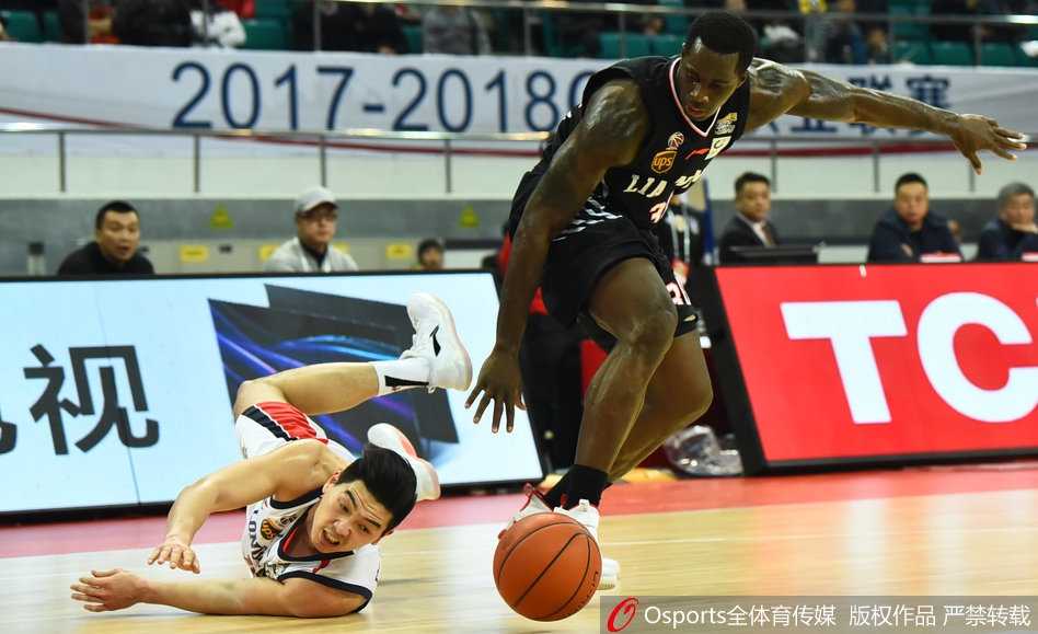 哈达迪奋力起跳封盖对手上篮，巨大的手掌遮天蔽日，展现出内线防守悍将的威力