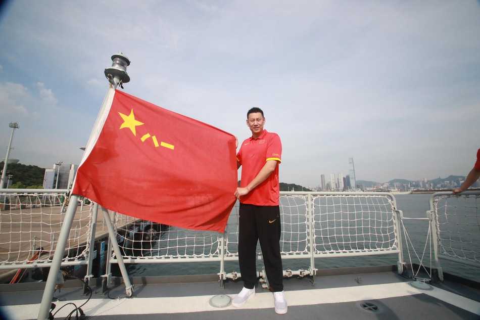 男篮队员们登上威武的惠州舰，他们好奇地触摸着舰艇上的装备，与英姿飒爽的海军官兵热情交流，共同在甲板上留下充满探索与敬意的瞬间。