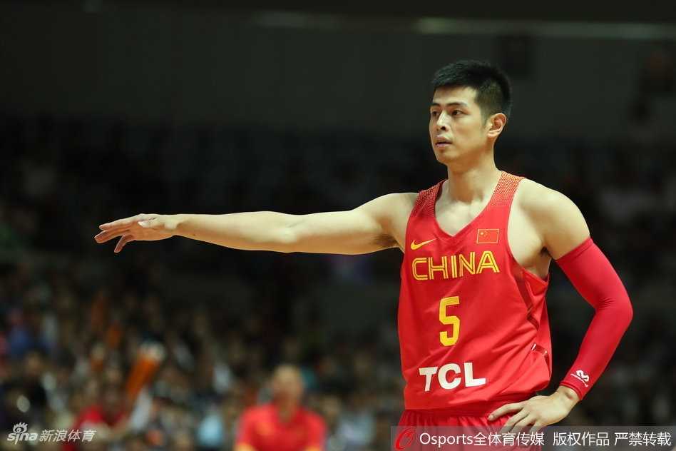 中国男篮替补席上一片欢腾，球员们兴奋地站起身为场上的精彩表现鼓掌喝彩，团队的喜悦感染着每一个人。