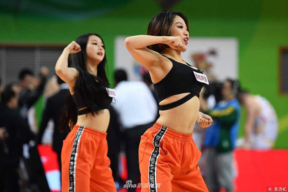 表演接近尾声，宝贝们手拉手向观众鞠躬致意，汗水在灯光下闪闪发光，她们用专业和热情赢得了全场的掌声与尊重。