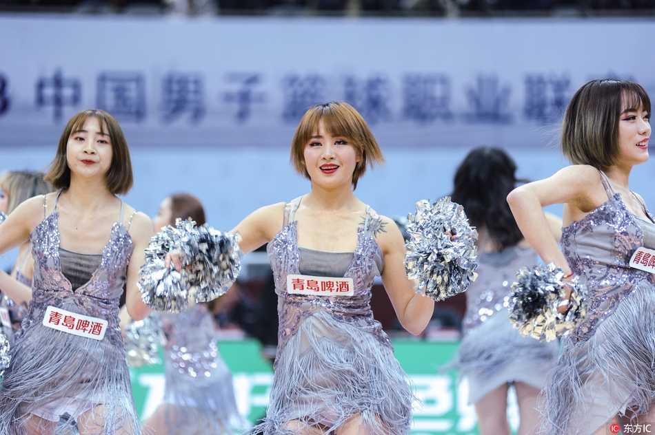 燃情手杖舞点燃金陵夜,肯帝亚宝贝演绎别样篮球风 光影交错间,肯帝亚美女宝贝们手持流光溢彩的手杖,以干净利落的动作定格在舞台中央,自信的笑容与动感的节奏完美融合,仿佛掌控着整个赛场的脉搏。