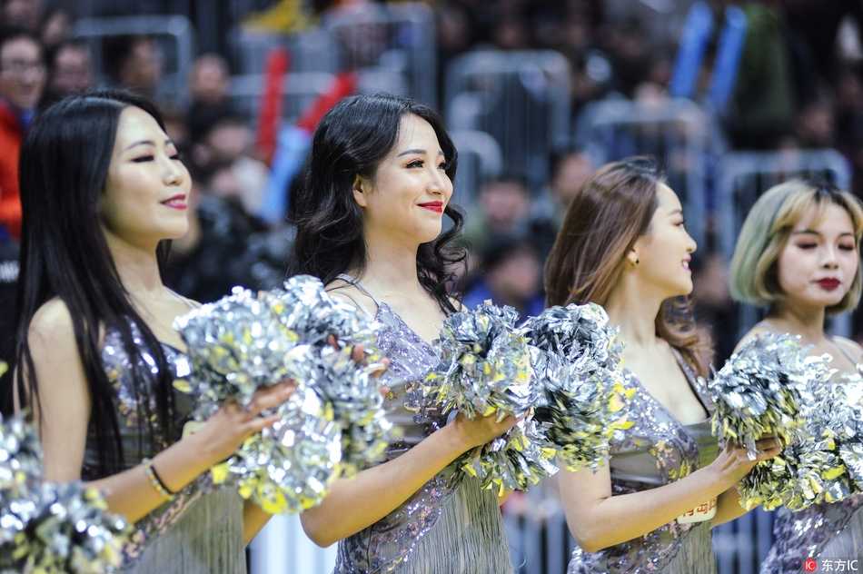 燃情手杖舞点燃金陵夜,肯帝亚宝贝演绎别样篮球风 侧后方视角记录下宝贝们队形变换的精彩瞬间,她们手中的手杖整齐划一地指向天空,在体育馆绚烂的灯光下,宛如一片闪闪发光的魔法森林。