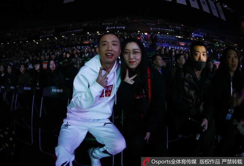 燃爆鹏城,江湖再现:嘻哈侠GAI与CBA全明星的跨界狂欢 大学生球员张健豪化身“飞人”,在众人的注视下飞跃三名高大障碍物,单手将球劈入篮筐,这一扣不仅征服了篮筐,更征服了在场所有的职业球员。