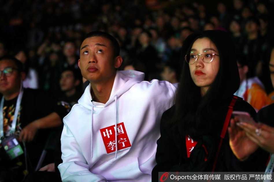 燃爆鹏城,江湖再现:嘻哈侠GAI与CBA全明星的跨界狂欢 于长春在三分球大赛决赛中手起刀落,篮球划过完美弧线空心入网,他以破纪录的24分笑到最后,证明了自己“高炮台”绝非浪得虚名。