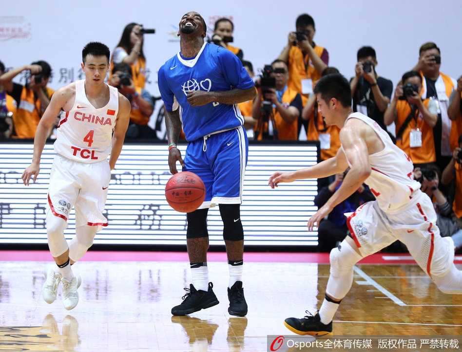 爱燃动香江:周琦小丁迎今夏国家队首秀,姚基金慈善赛温情落幕 赛后的红磡体育馆内,中美球员与可爱的孩子们手拉手围成一圈,共同向观众致谢,篮球在这一刻成为传递爱心的语言