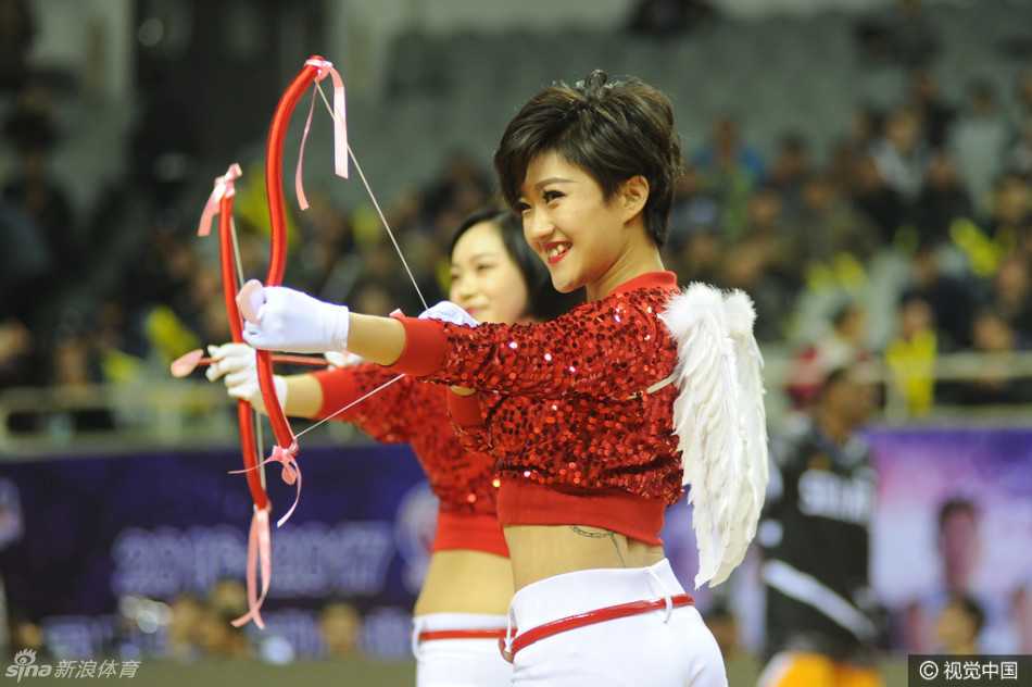 活力四射的啦啦宝贝们在场上腾空跃起，秀发在空中划出优美的弧线，她们脸上洋溢着灿烂的笑容，展现出无限的青春风采。