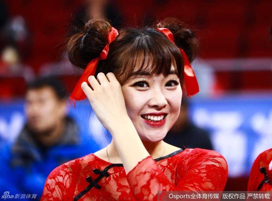 表演尾声，全体演员以恢弘的集体造型谢幕，他们手持红扇，姿态各异，共同构成一幅色彩斑斓、充满活力的美好画卷。