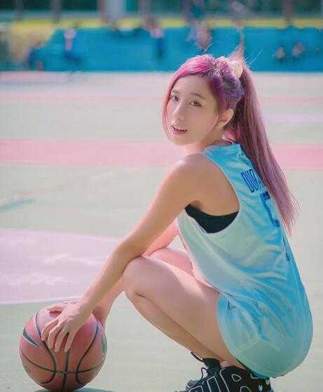 爱篮球爱跳舞,运动才是女生最耀眼的魅力 完美的肌肉线条在阳光下闪着健康的光泽,这是用汗水和坚持换来的勋章