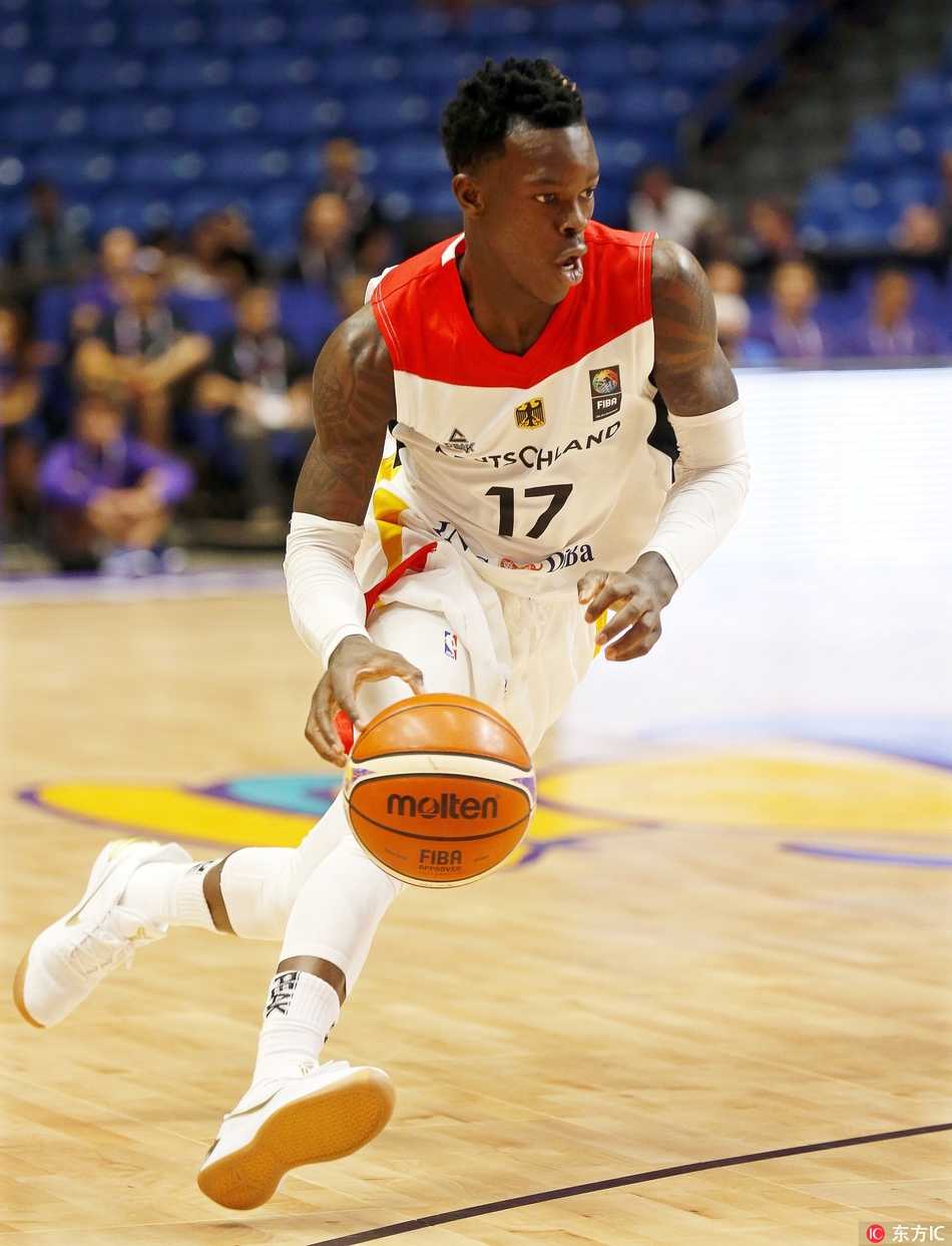 特拉维夫战车启动:德国男篮后诺天王时代迎首胜,施罗德狂砍32分击退乌克兰 乌克兰中锋阿尔乔姆-普斯托维在德国队多人围剿下强起上篮,他肌肉紧绷,眼中只有篮筐,即便面对严防死守也要为球队拼下一线生机。
