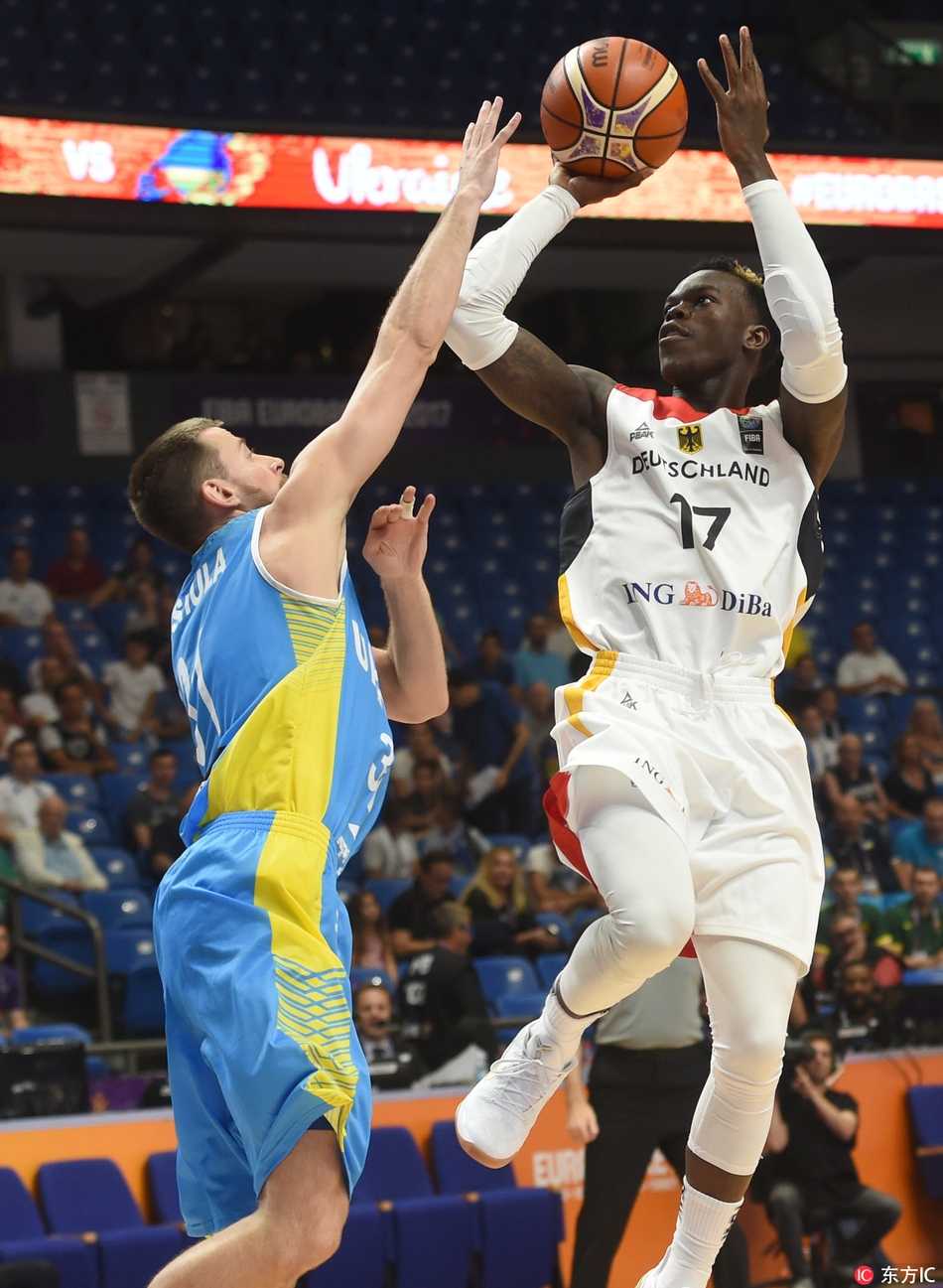 特拉维夫战车启动:德国男篮后诺天王时代迎首胜,施罗德狂砍32分击退乌克兰 刚刚加盟NBA凯尔特人的丹尼尔-泰斯展现了他的全能身手,在禁区边缘用一个逼真假动作点起防守球员后,冷静地横传找到队友,这次无私的传导正是他篮球智慧的体现。