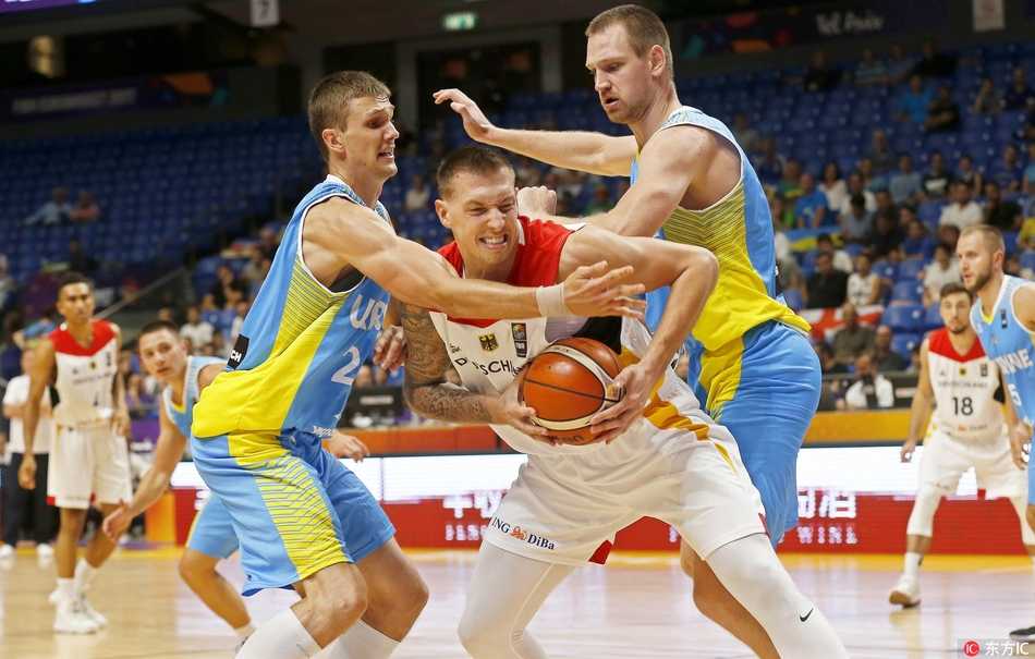特拉维夫战车启动:德国男篮后诺天王时代迎首胜,施罗德狂砍32分击退乌克兰 德国后卫丹尼斯-施罗德在乌克兰防守球员的包围中腾空而起,以一记极富想象力的抛射挑战篮筐,仿佛在宣告德国篮球新时代的到来。