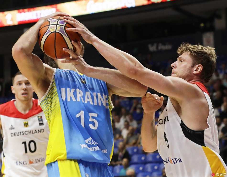 特拉维夫战车启动:德国男篮后诺天王时代迎首胜,施罗德狂砍32分击退乌克兰 终场哨响,比分定格在75-63,德国队球员们在场中央围成一圈,相互击掌鼓劲,年轻的脸庞上写满了对胜利的渴望和开启新征程的坚定。