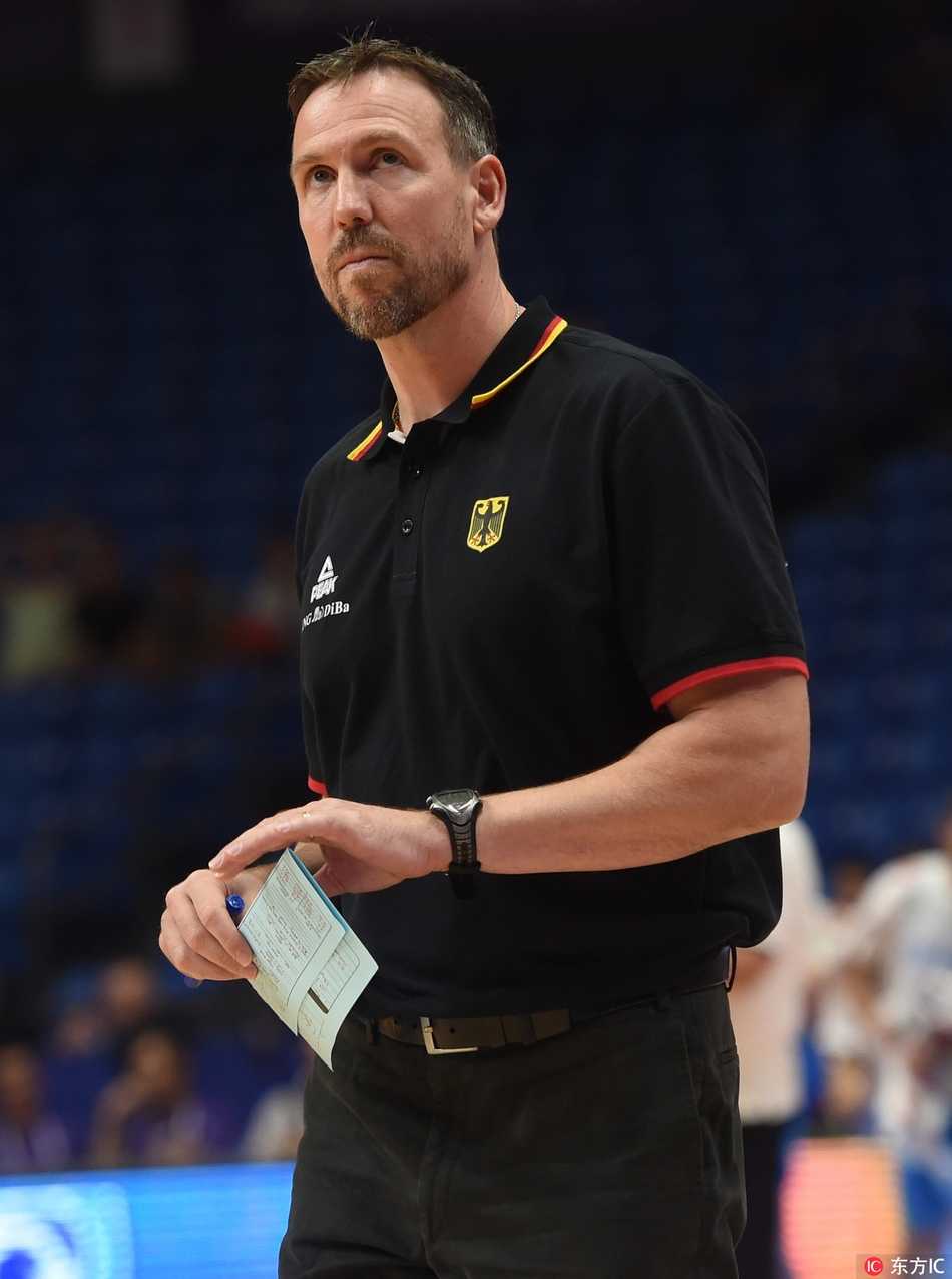 特拉维夫战车启动:德国男篮后诺天王时代迎首胜,施罗德狂砍32分击退乌克兰 德国队的锋线箭头罗宾-本津手感发烫,他在三分线外果断出手,篮球划过一道完美的弧线直钻网窝,这一刻他双手微张,眼神中满是杀手本能带来的自信。