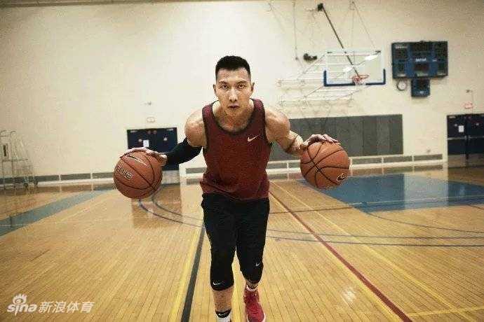 特训铸就巅峰:易建联夏日汗水的力量 易建联在特训中全神贯注地运球推进,眼神凌厉,仿佛在穿越防守严密的赛场。