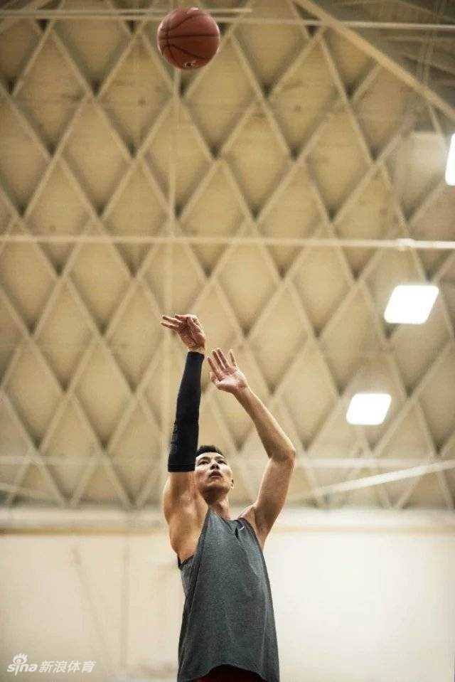 特训铸就巅峰:易建联夏日汗水的力量 易建联高高跃起,在空中完成标准的投篮姿势,出手点极高,令对手难以封盖。