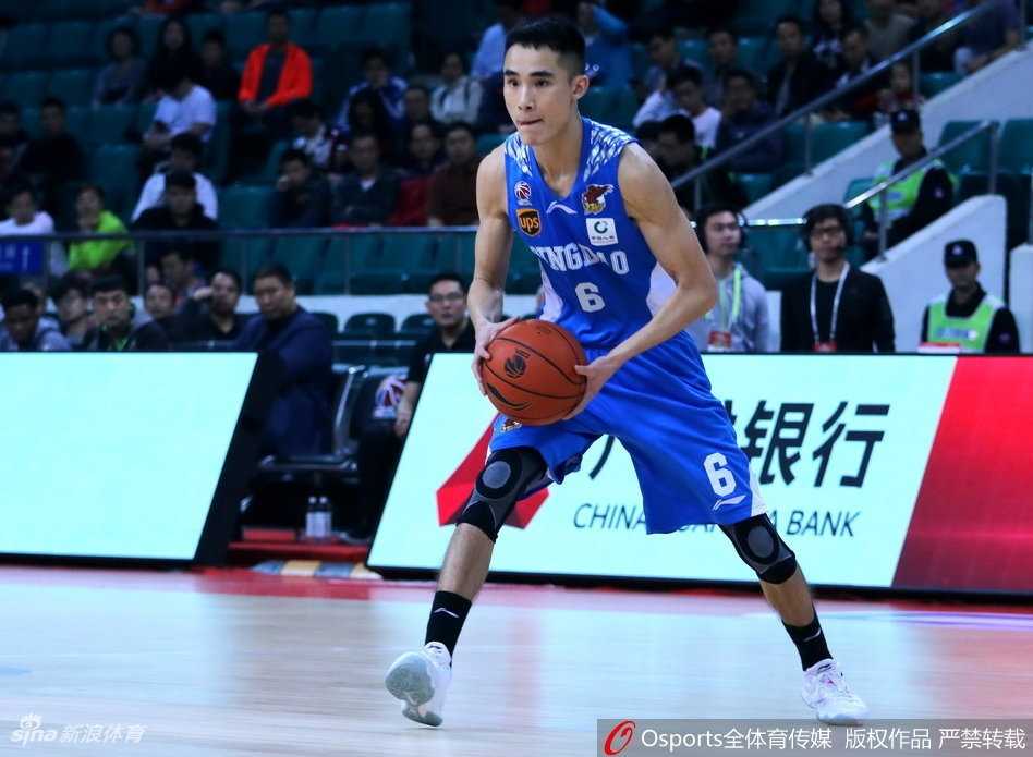 弗格面对青岛队两人夹击防守，眼神凌厉自信扬手命中高难度三分，点燃全场激情
