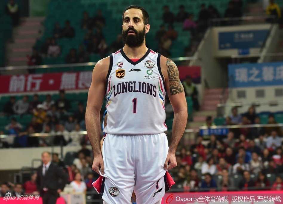 汉斯布鲁篮下卡位强吃对手，利用强壮身体顶开防守后大力灌筐，宣示内线主权