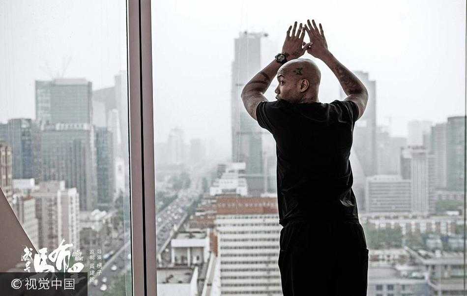 独狼不独行,热血铸辉煌:电影我是马布里背后的汗水与兄弟情 在电影《我是马布里》的片场,导演杨子正在为吴尊和马布里说戏,两人认真倾听,身后的篮球场记录着他们为角色付出的努力与汗水。