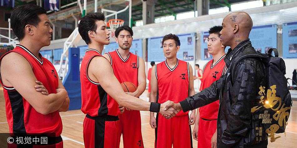 独狼不独行,热血铸辉煌:电影我是马布里背后的汗水与兄弟情 型男吴尊在街头球场展现精湛球技,指尖稳稳转动着篮球,脸上洋溢着自信的笑容,仿佛在用篮球语言与马布里进行一场无声的对话。