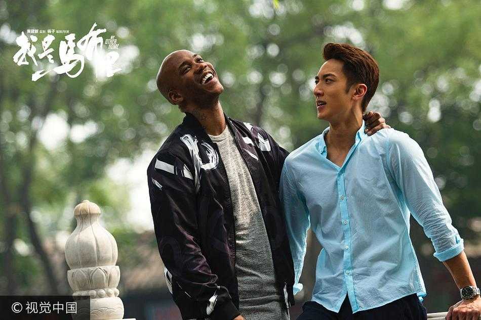 独狼不独行,热血铸辉煌:电影我是马布里背后的汗水与兄弟情 电影拍摄现场,马布里与吴尊并肩而坐,共同审视监视器中的回放画面,两人神情专注,力求每一个篮球动作和情感表达都能达到最完美的效果。