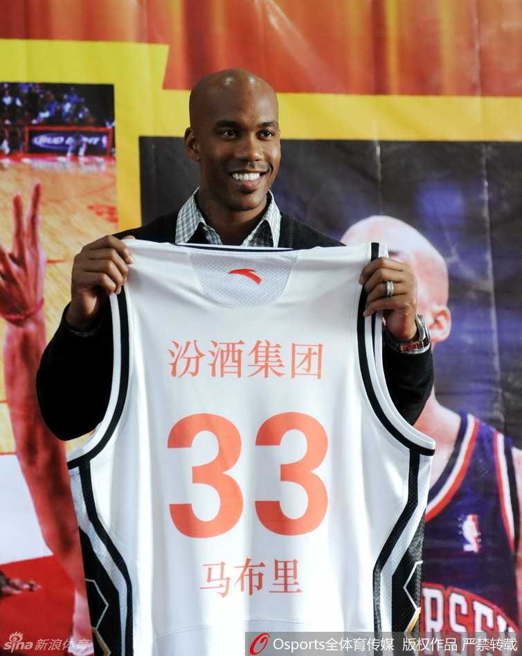 身披山西队训练服的马布里在镜头前意气风发，对着镜头微笑挥手，眼神中满是对新旅程的期待