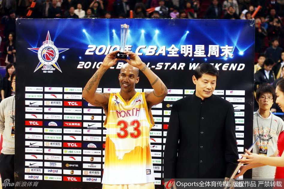 转投佛山队的马布里在场上拼尽全力，面对防守者强行突破上篮，肌肉线条分明，展现了强大的核心力量