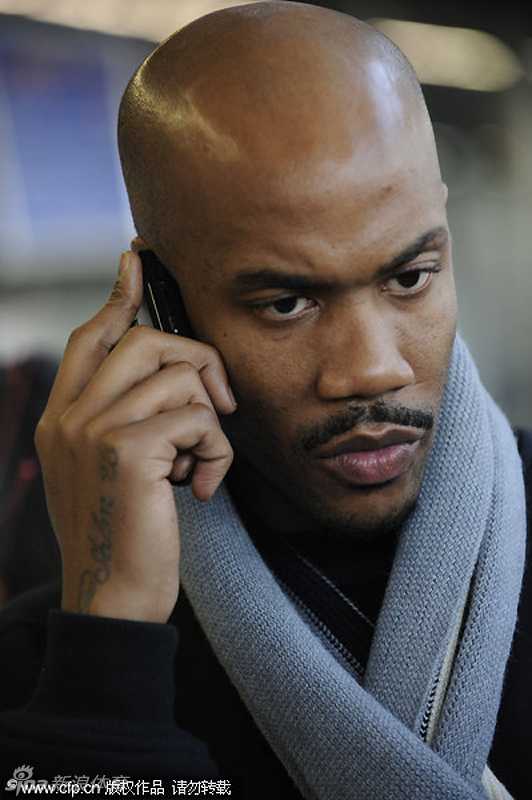 场外的马布里生活丰富多彩，他现身北京工体观看国安比赛，身穿国安主题T恤，与普通球迷打成一片开怀大笑