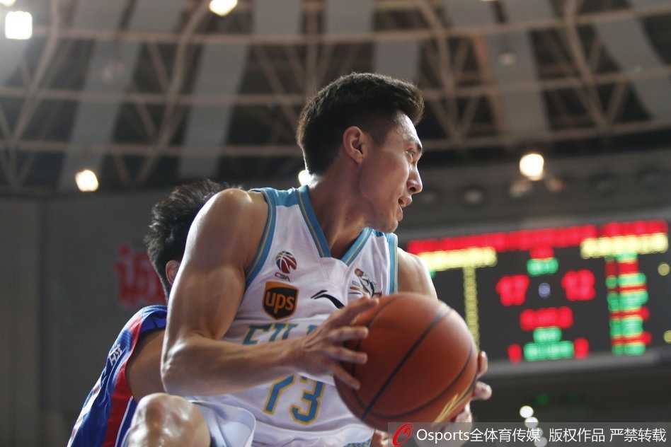 王哲林内线制霸携双外援闪耀 福建主场大胜天津取两连胜 王哲林在对方内线高高跃起,上演势大力沉的单手劈扣,现场球迷为之沸腾。