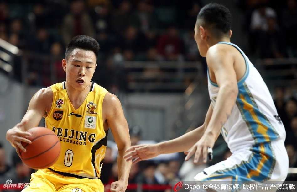 王哲林复出史密斯狂砍45分 福建主场大胜北控完成双杀 福建小外援拉斯-史密斯如闪电般撕裂防线,他高高跃起,手中篮球仿佛被赋予生命,即将精准地送入篮筐。