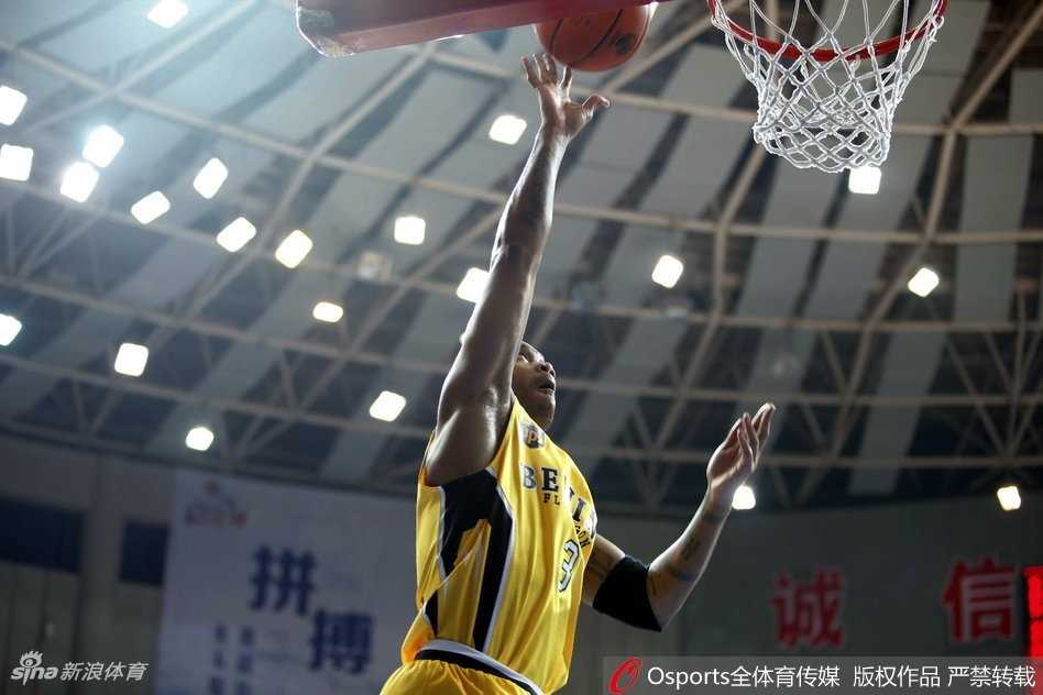 王哲林复出史密斯狂砍45分 福建主场大胜北控完成双杀 北控外援兰多夫顶着防守悍将强起上篮,肌肉线条在对抗中绷紧,展现出一股势在必得的强悍力量。