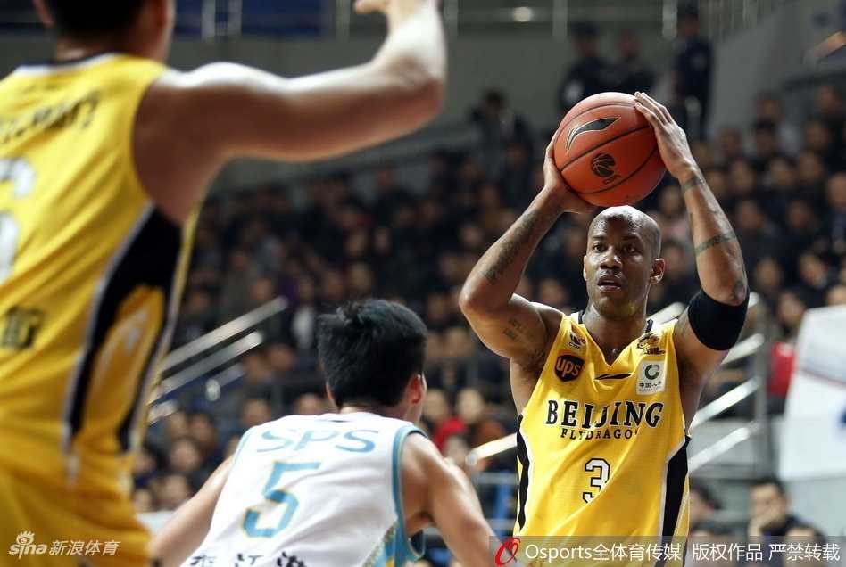 王哲林复出史密斯狂砍45分 福建主场大胜北控完成双杀 福建外援哈里斯在人群中旱地拔葱,单手将球补进篮筐,瞬间引爆主场球迷的热情,欢呼声震耳欲聋。