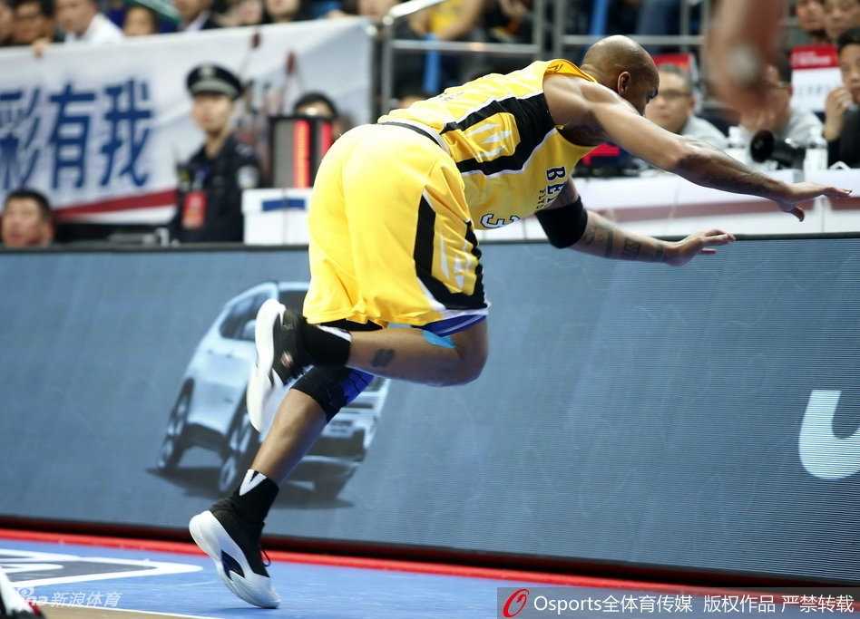 王哲林复出史密斯狂砍45分 福建主场大胜北控完成双杀 北控核心马布里运球穿越层层防线,眼神坚毅而沉着,虽已不再年轻,但领袖的风骨依旧在赛场闪光。