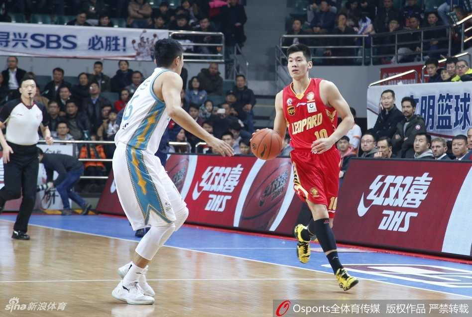 王哲林空砍22+10,史密斯44分难救主,深圳客场三分险胜福建 福建当家球星王哲林篮下强打李慕豪,他利用扎实的背身脚步晃开防守,随后一个轻盈的挑篮将球送入篮筐,展现出了国产顶级内线的细腻技术。