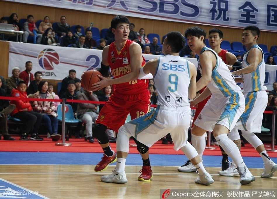 王哲林空砍22+10,史密斯44分难救主,深圳客场三分险胜福建 深圳队外援莱斯末节突施冷箭,他在三分线外一步运球急停,迎着扑防的防守者干拔出手,皮球空心入网,瞬间浇灭主队反扑气焰。