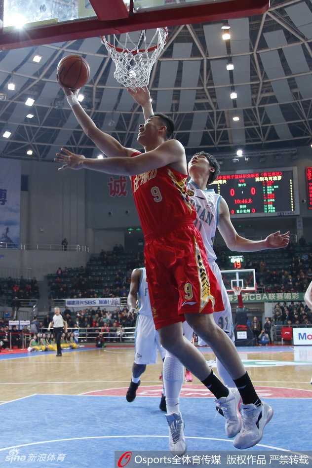 王哲林空砍22+10,史密斯44分难救主,深圳客场三分险胜福建 福建小外援拉斯-史密斯犹如一道闪电撕破深圳防线,他面对两人包夹依然在空中失去平衡的情况下将球抛出,皮划出一道彩虹弧线坠入网窝。