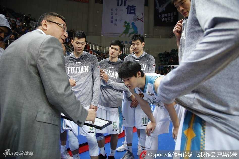 王哲林空砍22+10,史密斯44分难救主,深圳客场三分险胜福建 深圳外援萨林杰在福建队内线群中高高跃起,单手持球准备暴扣,王哲林奋力回防却已鞭长莫及。