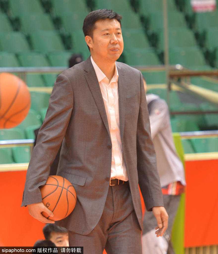 王治郅在场边露出轻松的笑容，与身边的熟人或记者交谈，赛场紧张的气氛似乎被他的笑容冲淡了许多，展现了场外温情的一面。