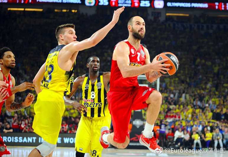 艾派·尤度化身禁飞区守护神，面对“欧洲科比”斯潘诺里斯的突破，他毫不留情地送上一记遮天蔽日的钉板大帽，这一球也扇碎了对手反扑的希望。