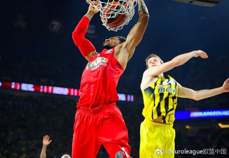 奥林匹亚科斯的米卢蒂诺夫在内线展现出强硬姿态，面对费内巴切的多人围堵，他毅然起跳，完成了一记势大力沉的隔人暴扣，展现了希腊豪门不屈的战斗意志。