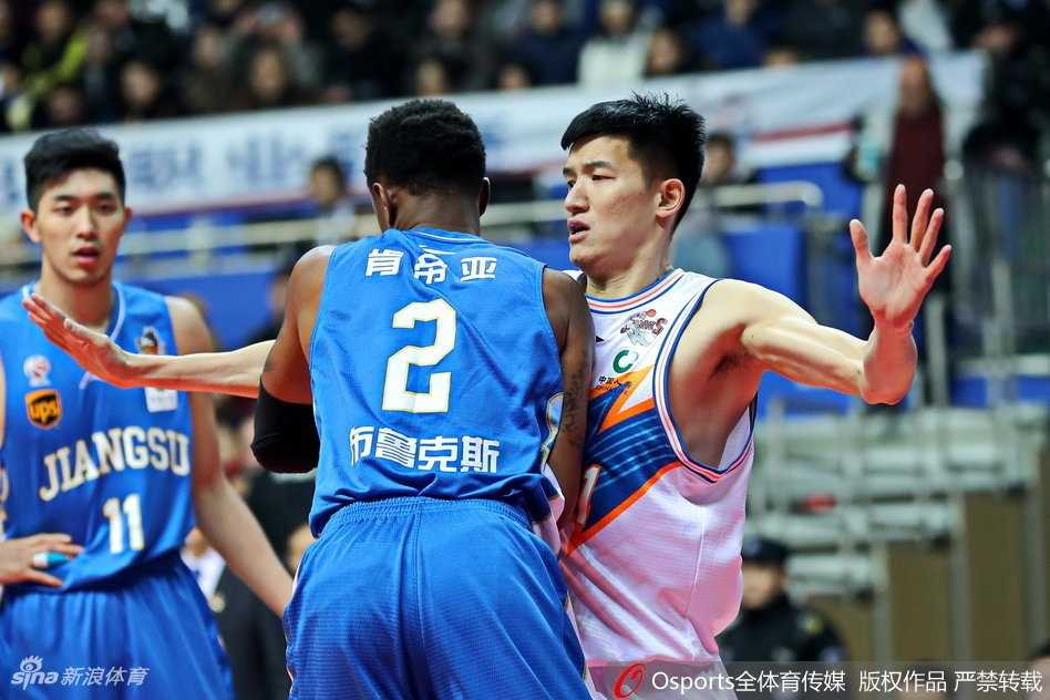 篮下对抗激烈异常，江苏肯帝亚队的拉杜利察在与上海队张兆旭的卡位中占据上风，他奋力抢下前场篮板，为球队争取到二次进攻的机会，肌肉的碰撞彰显着比赛的残酷。