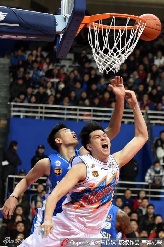 场边的上海队小球迷目不转睛地盯着赛场，他身穿弗雷戴特的球衣，眼神中既有对偶像的崇拜，也带着一丝对主队惜败的惋惜，篮球的激情从小就深植于心。